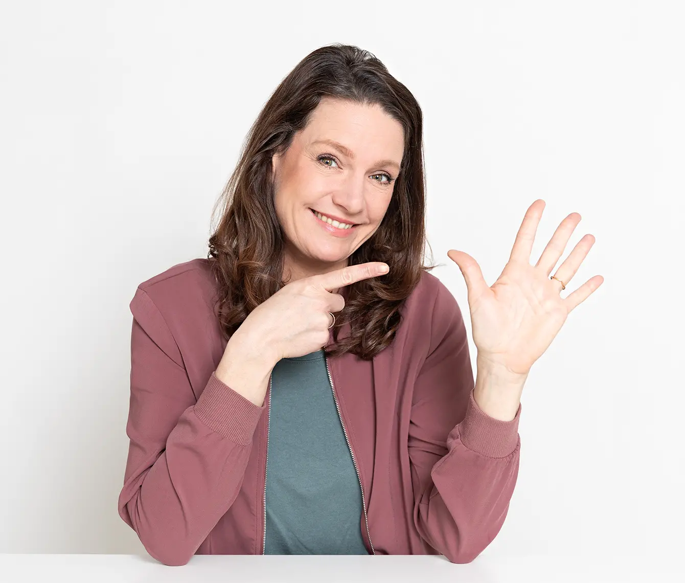 Coach und Markenexpertin unterstützt Menschen bei Neuorientierung und Markenaufbau mit Klarheit und Empathie.